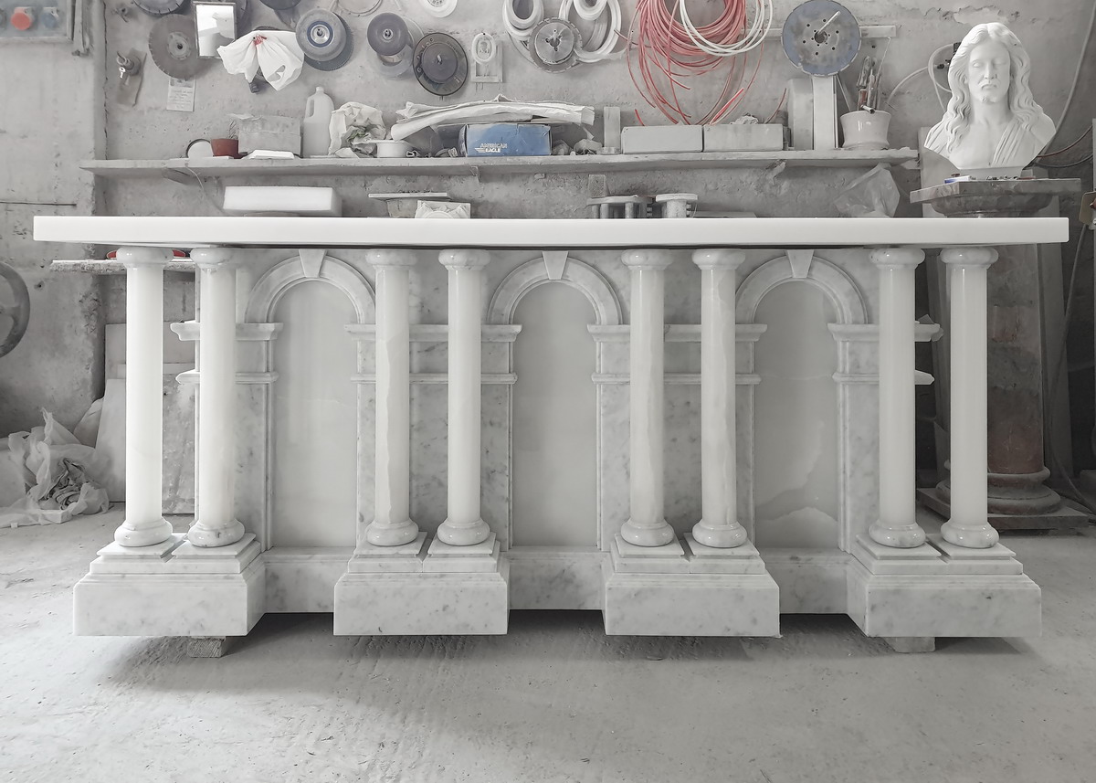 Altare in bianco Carrara e Onice Bianco